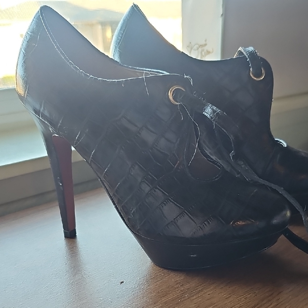 NIB Paris Hilton Brown Croc-Embossed Lace-Up Stiletto Platform Heels 8 1/2 Scuff